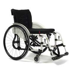 Wózek inwalidzki wykonany ze stopów lekkich ze ściaganymi podnóżkami. TRIGO T - VERMEIREN